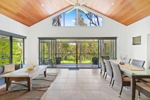 Patio nebo venkovní prostory v ubytování Redgum Treehouse - Outstanding luxury in the heart of wine country and minutes from the beaches
