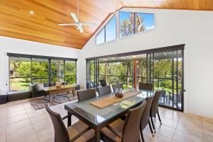 Fotografie z fotogalerie ubytování Redgum Treehouse - Outstanding luxury in the heart of wine country and minutes from the beaches v destinaci Quindalup