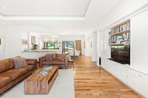 Posezení v ubytování Redgum Treehouse - Outstanding luxury in the heart of wine country and minutes from the beaches