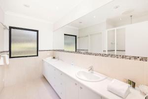 Koupelna v ubytování Redgum Treehouse - Outstanding luxury in the heart of wine country and minutes from the beaches