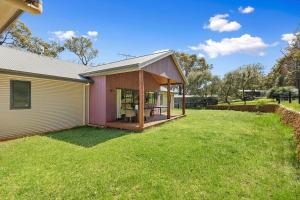 Zahrada ubytování Redgum Treehouse - Outstanding luxury in the heart of wine country and minutes from the beaches