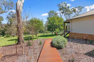 Zahrada ubytování Redgum Treehouse - Outstanding luxury in the heart of wine country and minutes from the beaches