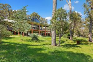 Zahrada ubytování Redgum Treehouse - Outstanding luxury in the heart of wine country and minutes from the beaches