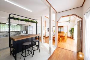 Dapur atau dapur kecil di ペットと泊まれる4LDK貸別荘 BBQ可 満点の星空に囲まれた御用邸付近の非日常空間 駐車場3台 s01
