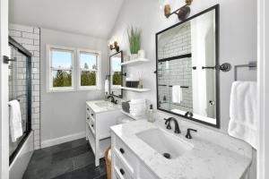 Un baño blanco con lavabo y espejo. en Moore Family Farmhouse A Wine Country Escape, en Sebastopol 32 fotos más