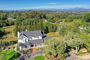 una vista aérea de una casa con techo en Moore Family Farmhouse A Wine Country Escape, en Sebastopol