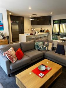 uma sala de estar com um sofá e uma mesa em Coronet Haven em Queenstown