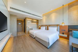 Letto o letti in una camera di Holiday Inn Zhuhai City Center, an IHG Hotel