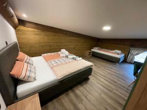 Posteľ alebo postele v izbe v ubytovaní Mountain Chalets Valča -hobitie domy