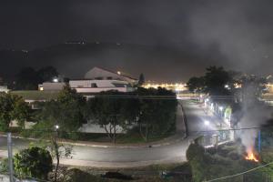 a city street at night with a fire in the street w obiekcie Laxmi Lodge w mieście Rishikesh