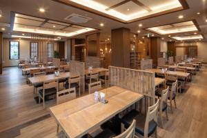 comedor con mesas y sillas de madera en Hotel Route Inn Shunan - Tokuyama Higashi Inter -, en Shunan