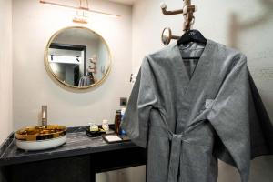 een badjas op een kleerhanger in een badkamer bij Ytt Hotel in Busan