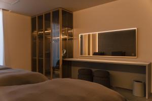 富士河口湖的住宿－hotel norm. air fuji，一间带镜子和床的卧室