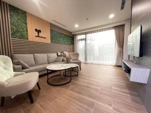 sala de estar con sofá y TV en Twelve Constellation Garden Resort, en Hengchun