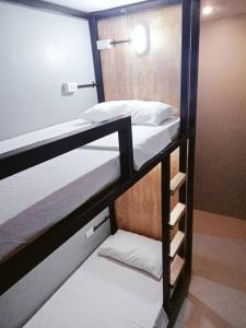 Divstāvu gulta vai divstāvu gultas numurā naktsmītnē Minimalist 2 bedroom house