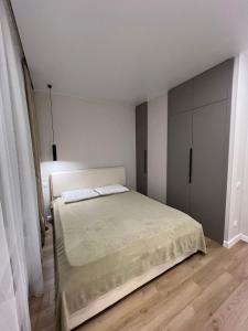 - une chambre blanche avec un lit et une armoire dans l'établissement Freedom elite apartment, à Astana