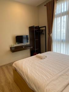 富國的住宿－Lana Inn - Grand World Phú Quốc，一间卧室配有一张床和一台平面电视