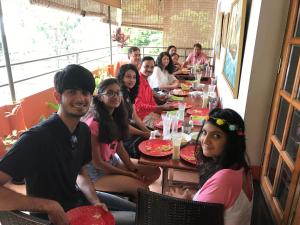 eine Gruppe von Menschen, die an einem Tisch in einem Restaurant sitzen in der Unterkunft Sajhome Fortkochi, Kochi, Kerala, inda in Kochi