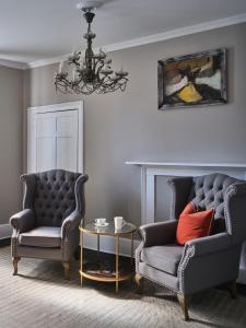 een woonkamer met 2 stoelen en een tafel bij Henrietta House, a member of Radisson Individuals in Bath