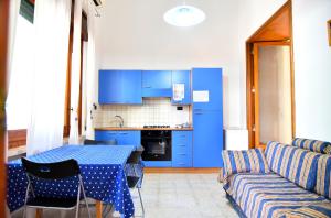 ガリポリにあるVilla Erricoのキッチン(青いキャビネット、テーブル、ソファ付)
