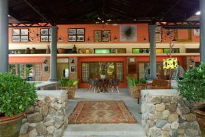 - un bâtiment avec une terrasse dotée d'une table et de chaises dans l'établissement CASA Artist Room Rental San Antonio Zambales, à Subic