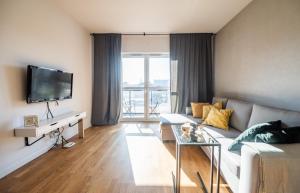 Televízia a/alebo spoločenská miestnosť v ubytovaní Krucza Apartment ~ Self check-in 24h ~ Parking and Lift