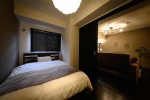 Kita-hamachōにあるベイコート小樽のベッドルーム(大型ベッド1台、窓付)