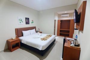 Postel nebo postele na pokoji v ubytování Lombok Mayura Hotel