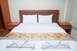 Postel nebo postele na pokoji v ubytování Lombok Mayura Hotel