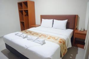 Postel nebo postele na pokoji v ubytování Lombok Mayura Hotel