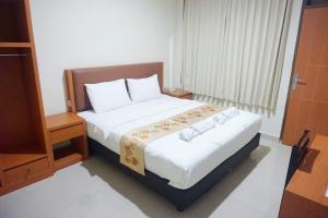 Postel nebo postele na pokoji v ubytování Lombok Mayura Hotel