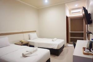 Postel nebo postele na pokoji v ubytování Lombok Mayura Hotel