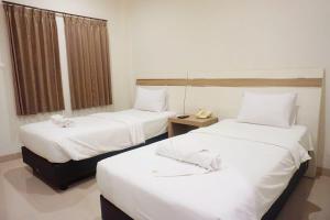 Postel nebo postele na pokoji v ubytování Lombok Mayura Hotel