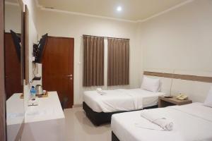 Postel nebo postele na pokoji v ubytování Lombok Mayura Hotel