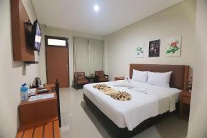 Postel nebo postele na pokoji v ubytování Lombok Mayura Hotel