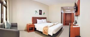Postel nebo postele na pokoji v ubytování Lombok Mayura Hotel
