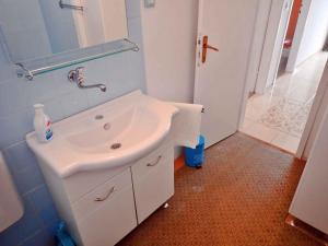 W łazience znajduje się biała umywalka i prysznic. w obiekcie Apartment in Starigrad-Paklenica 34801 w mieście Starigrad-Paklenica +28 zdjęć