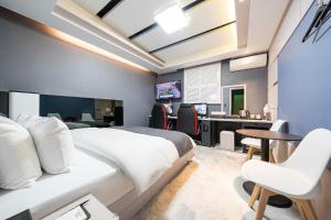 The Nox Hotel في سوون: غرفة نوم بسرير كبير ومكتب