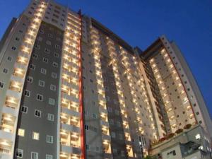 un grand bâtiment avec des lumières sur son côté dans l'établissement Mg Suite 1bedroom Apartment by Just Inn Management, à Semarang