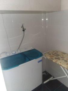 Cette chambre comprend une petite salle de bains pourvue d'une douche. dans l'établissement Mg Suite 1bedroom Apartment by Just Inn Management, à Semarang