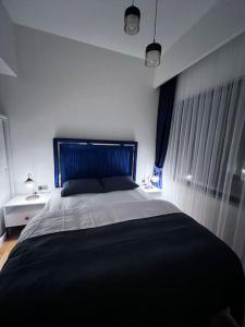 Ein Bett oder Betten in einem Zimmer der Unterkunft Mükemmel konumda şehir manzaralı ve balkonlu daire