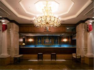 広島市にある広島グランドインテリジェントホテルのシャンデリアが備わる広い客室です。