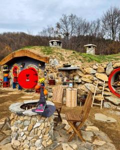 uma lareira de pedra com um chapéu de bruxa em cima em Zemljane kućice Kreševo em Kreševo