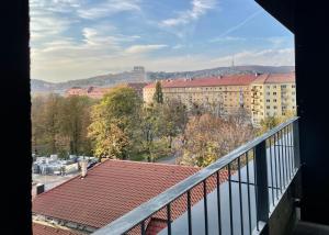 desde el balcón de un edificio con vistas a la ciudad en KamzikTower View - One en Nivy