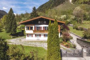 a house in the mountains with a garden at La Residence in Molini di Tures