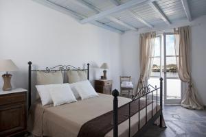 a bedroom with a bed and a window at Elegance Villa in Platis Gialos