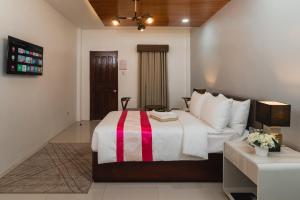 1 dormitorio con 1 cama grande en una habitación en Monica Midtown Suites, en General Santos