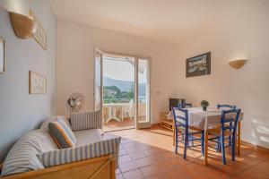 A seating area at Appartamenti Baia Blu