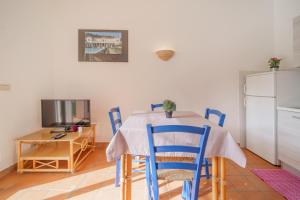 A television and/or entertainment centre at Appartamenti Baia Blu