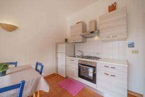 A kitchen or kitchenette at Appartamenti Baia Blu
